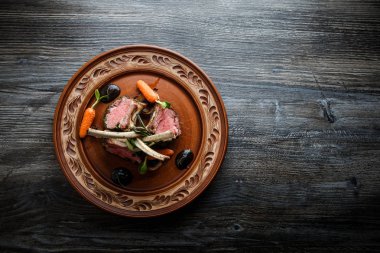 Üstten Görünüm büyük parçalar sulu nadir ızgara kaburga eti biftek sosu ile