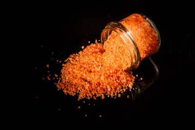 küçük cam kavanozdan dışarı dökülür büyük portakal organik deniz tuzu