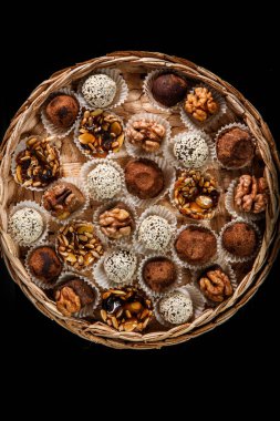 çeşitli sağlıklı el yapımı şekerlemeler ile dolu büyük bir el yapımı kutu üzerinde Üstten Görünüm