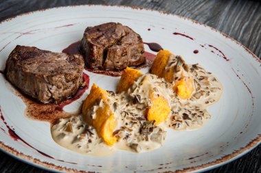 patates zrazy kanla biftekle ızgara et closeup iki adet