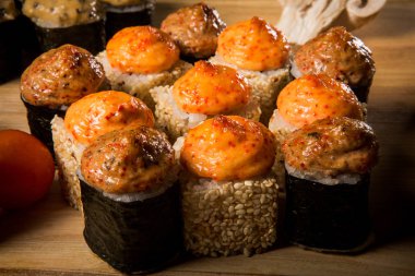 somon füme ve peynir sosu ile ayarla closeup çeşitli pişmiş suşi roll