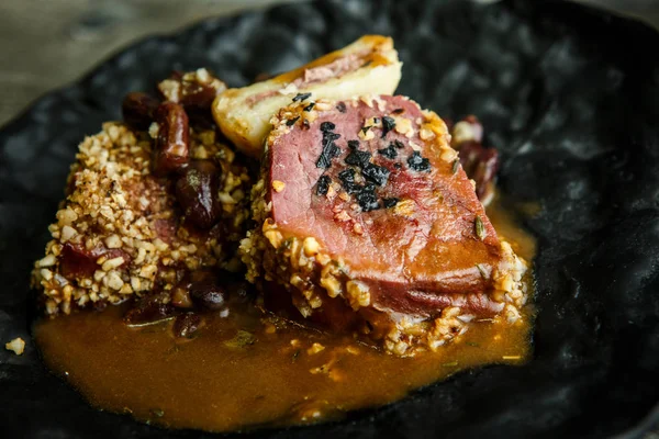 Tatlı sos ile dekore edilmiş kan ile eti biftek ızgara — Stok fotoğraf