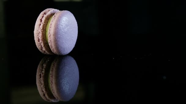 Zbliżenie Fioletowy Francuski Macaron Deser Nogami Zielony Kremowe Nadzienie Krawędzi — Wideo stockowe