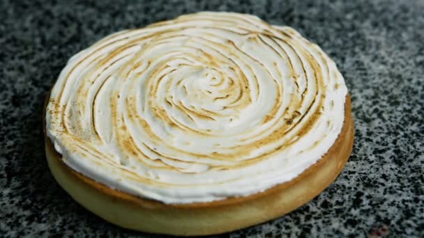 Nahaufnahme Zitronenkuchen Mit Weißer Schaumcreme Auf Küchentisch Serviert Dekoriert — Stockvideo