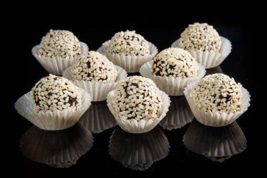 Susam ile yararlı yuvarlak el yapımı şekerlemeler grup