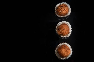 üstten görünüm üzerinde üç yararlı el yapımı yuvarlak çikolata şekerleme