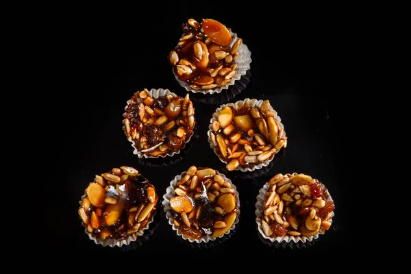 Arriba ver grupo de útiles caramelos hechos a mano con semillas de calabaza caramelizadas — Foto de Stock