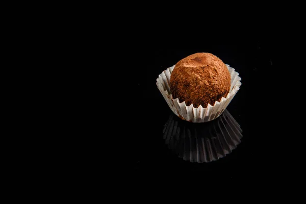 Nahaufnahme gesunde nützliche handgemachte runde Schokoladenbonbons — Stockfoto
