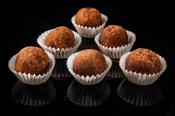 Большая группа полезных круглых шоколадных конфет ручной работы — стоковое фото