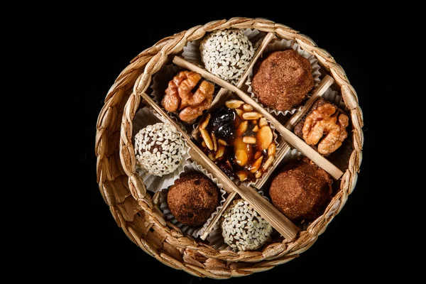 Vista superior de la pequeña caja hecha a mano llena de surtidos caramelos hechos a mano útiles — Foto de Stock