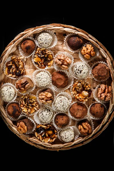 Vista superior de la gran caja hecha a mano llena de surtido útiles caramelos hechos a mano — Foto de Stock