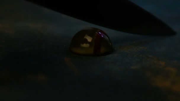 特写球巧克力糖果与焦糖填充削减在黑色厨房桌子上的刀半 — 图库视频影像