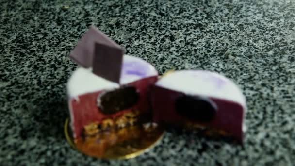 Centran Corte Medio Redondo Pastel Mousse Púrpura Con Relleno Mermelada — Vídeos de Stock