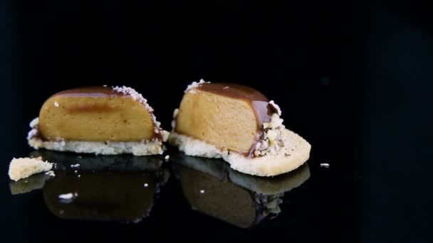 パノラマのスライスの半分のフランス ムース菓子デザート チョコレート艶出しで覆われ 砕いたナッツで飾られました — ストック動画