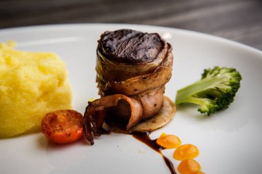 pastırma püresi ve brokoli ile makro bir et parçası kavrulmuş