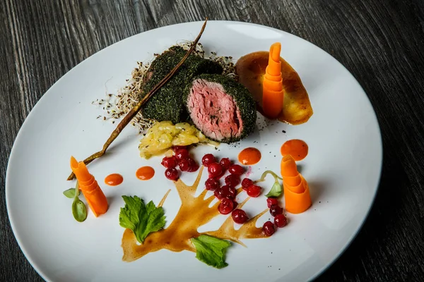 Primo piano carne cruda media decorata con bacche di carota e viburno — Foto Stock