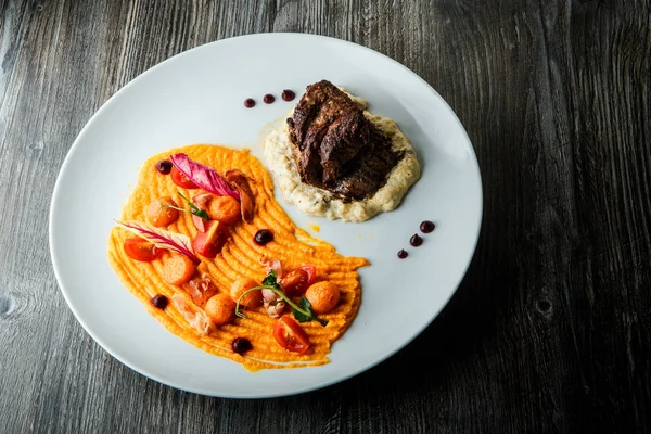 Deliziosa bistecca di carne alla griglia ben cotta sulla purea di patate — Foto Stock