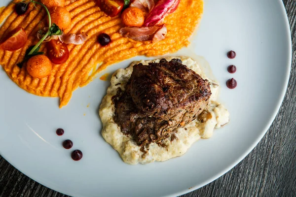 Vue de dessus gros gros morceau de steak de viande grillée bien fait — Photo