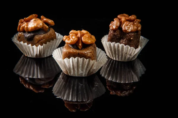 Три полезных органических конфеты ручной работы с грецкими орехами — стоковое фото