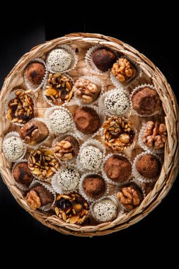 çeşitli sağlıklı el yapımı şekerlemeler ile dolu büyük bir el yapımı kutu üzerinde Üstten Görünüm