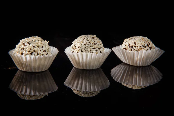Rangée de trois bonbons ronds utiles faits main avec des graines de sésame — Photo