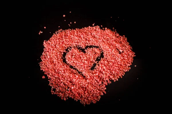 Pohled shora srdce na růžové bio mořská sůl — Stock fotografie