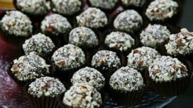 ezilmiş fındık yuvarlak tabakta kadın eller çikolata şekerleme koymak süslenmiş