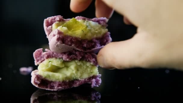 Gros Plan Main Humaine Prend Moitié Violet Macaron Dessert Français — Video