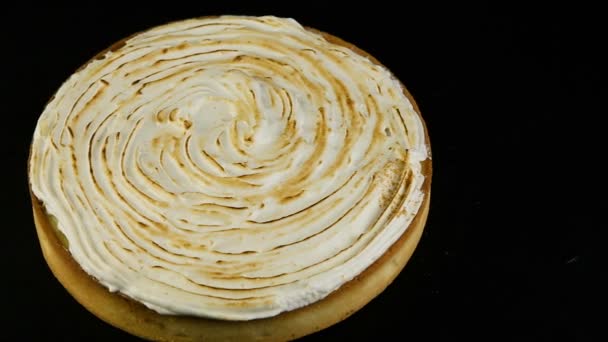 Панорама Лимонного Торта Украшенного Белым Кремом Мусса Черном Фоне — стоковое видео