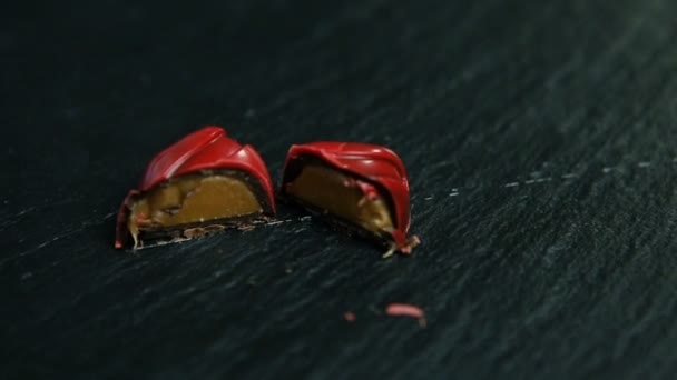 Foco Fora Corte Meio Pequeno Chocolate Vermelho Doce Com Recheio — Vídeo de Stock