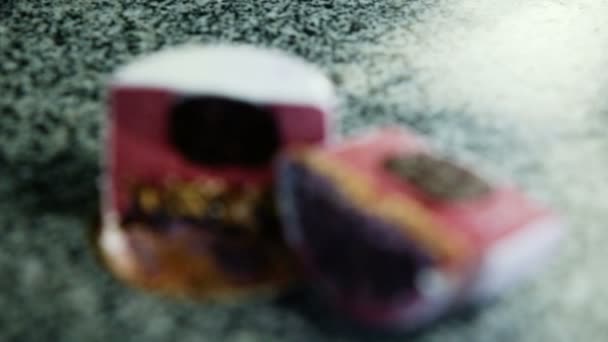Крупним Планом Фокус Нарізаний Навпіл Фіолетовий Глазурований Мус Міні Торт — стокове відео