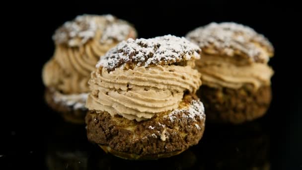 Primer Plano Panorama Abajo Tres Postres Franceses Pastelería Choux Llena — Vídeo de stock