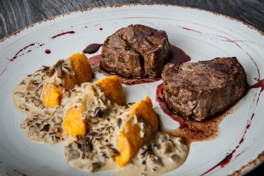 closeup iki adet ızgara et Steak patates zrazy ile kan ile garnitür