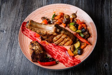 Üstten Görünüm closeup büyük parça et biftek ızgara sebzeli ızgara kaburga