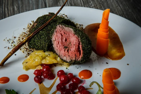 Primo piano carne cruda media in aneto decorato con bacche di carota e viburno — Foto Stock