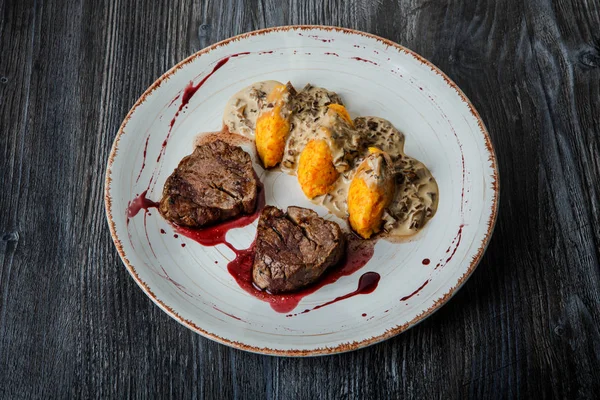 Vista superior dos pedazos de carne asada filete con sangre con guarnición de patata zrazy — Foto de Stock