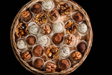 çeşitli el yapımı şekerlemeler ile dolu büyük bir el yapımı kutu üzerinde Üstten Görünüm