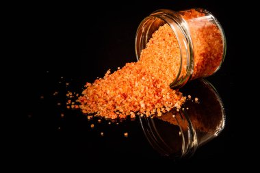 küçük cam kavanozdan dışarı dökülür büyük portakal organik deniz tuzu