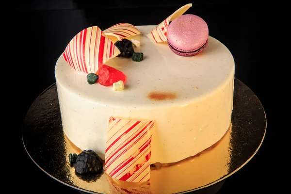 Deliziosa torta rotonda con smalto bianco e macaron viola — Foto Stock