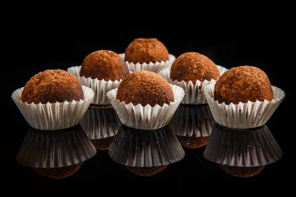 Gran grupo de útiles caramelos de chocolate redondos hechos a mano — Foto de Stock