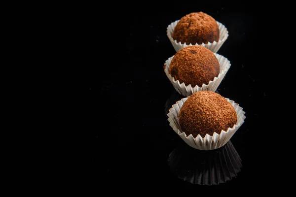 Nahaufnahme drei nützliche handgemachte runde Schokoladenbonbons — Stockfoto