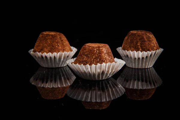 Closeup drie gezonde nuttig organische handgemaakte chocolade snoepjes — Stockfoto