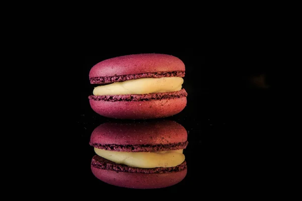 Closeup single purple berry macaron with yellow filling — Stock Photo, Image