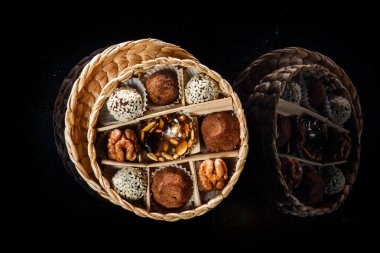 çeşitli sağlıklı yararlı el yapımı şekerlemeler ile dolu küçük el yapımı kutu