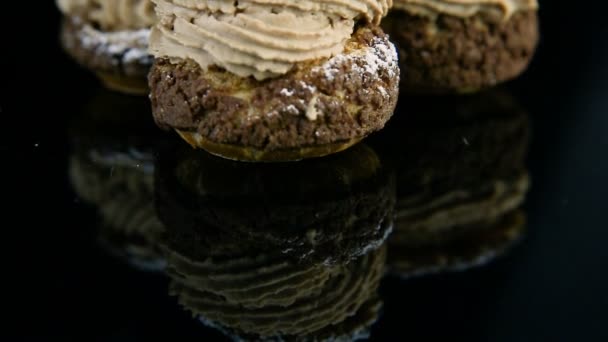 Panorama van de close-up omhoog op drie Franse desserts soezendeeg — Stockvideo