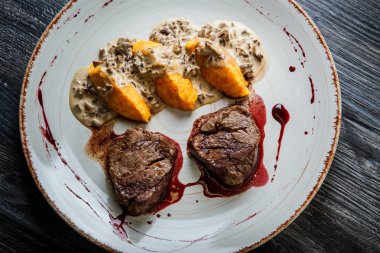 Üstten Görünüm tatlı patates zrazy kanla eti biftek ızgara