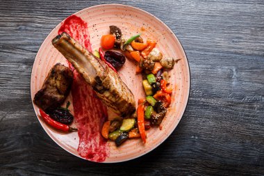 Üstten Görünüm büyük parça et biftek ile kızarmış kaburga ızgara sebze ile devam eder.