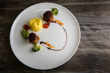 Üstten Görünüm iki lezzetli et parçaları içinde pastırma püresi ve brokoli ile kavrulmuş