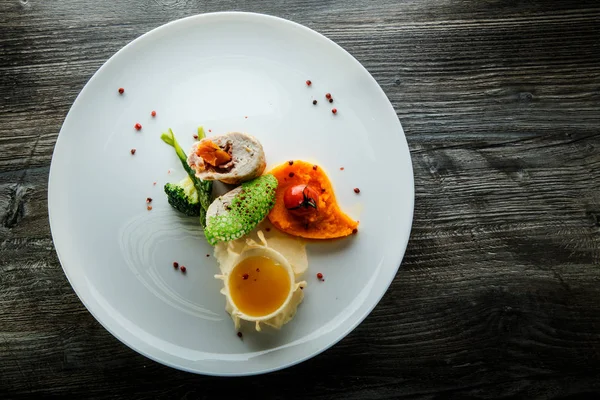 Arriba ver pollo disecado relleno con puré de calabaza y salsa amarilla —  Fotos de Stock