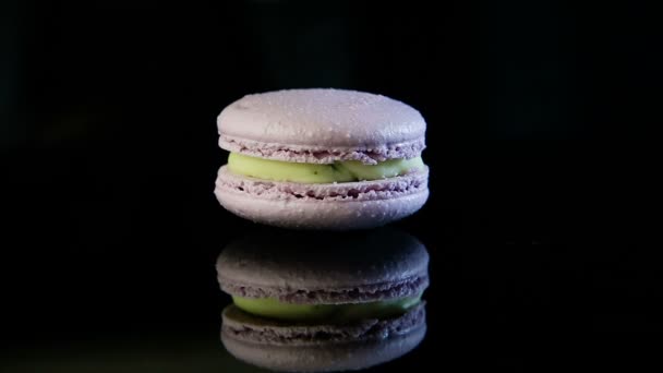 Mão Humana Tomar Violeta Francês Sobremesa Macaroon Com Enchimento Cremoso — Vídeo de Stock